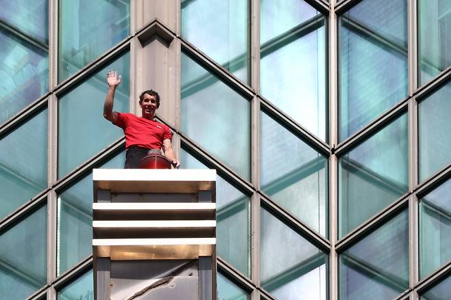 25일(현지 시각) 알렉스 혼널드가 맨몸으로 타이베이 101을 오르고 있다./EPA 연합뉴스