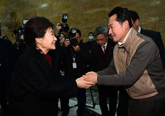 박근혜 전 대통령이 22일 국회 로텐더홀 단식 농성장에서 통일교·공천헌금 '쌍특검' 수용을 요구하며 여드레째 단식 중인 국민의힘 장동혁 대표를 방문해 인사하고 있다. 연합뉴스