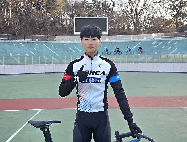 지난해 제54회 전국소년체육대회에서 사이클 3관왕을 차지하며 대전 사이클의 저력을 알린 권영빈(17)이 훈련장에서 포즈를 취하고 있다. 이성현 기자
