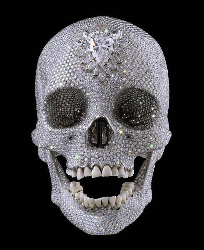 백금, 다이아몬드로 만든 허스트의 ‘신의 사랑을 위하여’(2007년). 사진 출처 국립현대미술관