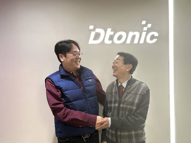 디토닉 전용주(왼쪽) 대표와 김광식 고문이 손을 맞잡고 의견을 나누고 있다. 디토닉 제공