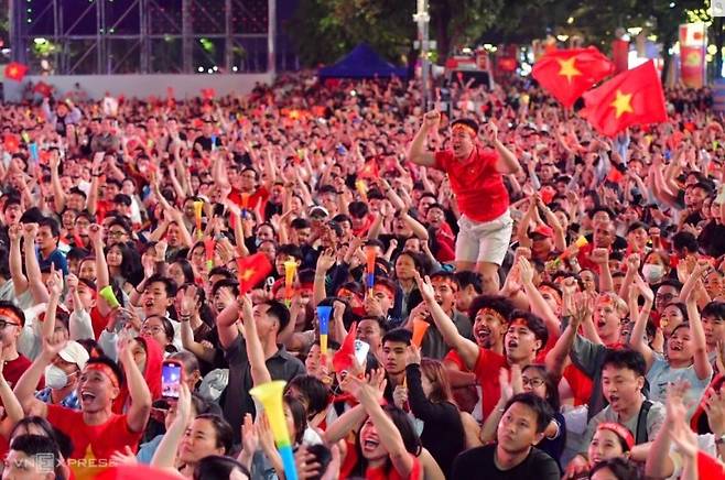 지난 24일 베트남 하노이 거리에서 시민들이 베트남의 승리를 축하하고 있다. 연합뉴스