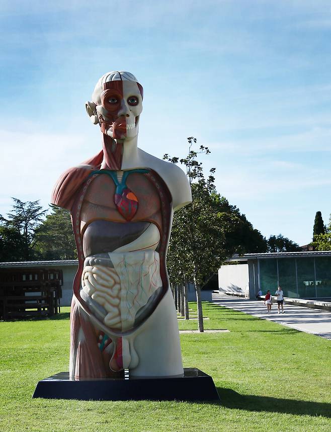 샤토 라코스트에 전시된 데이미언 허스트 작품. 박미향 기자