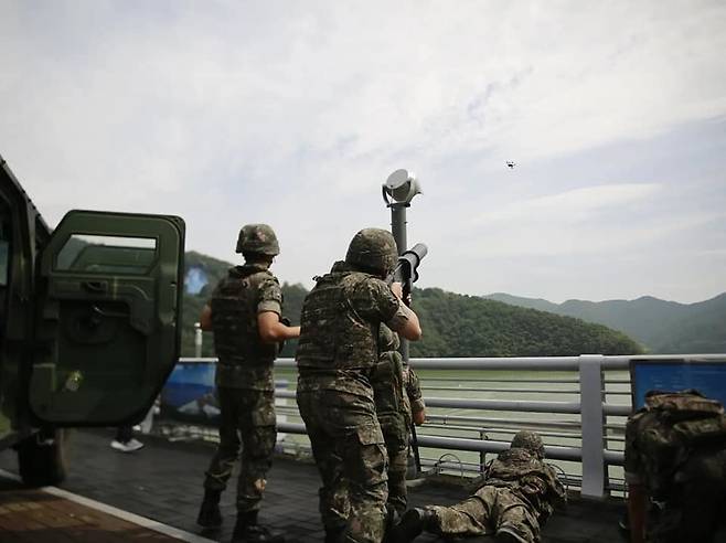 육군 장병들이 드론 격추하는 훈련을 하고 있다. 육군본부 페이스북