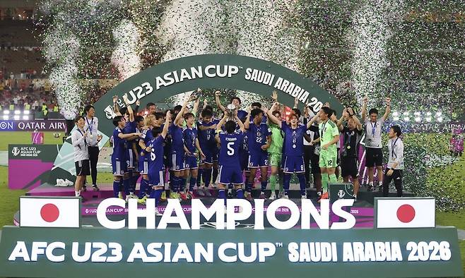아시아축구연맹 U-23 아시안컵에서 우승한 일본 축구대표팀 선수들. 제다/신화 연합