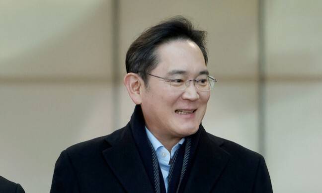 이재용 삼성전자 회장이 6일 2박 3일간의 중국 출장을 마치고 서울 강서구 서울김포비즈니스항공센터(SGBAC)를 통해 입국하고 있다. 연합뉴스