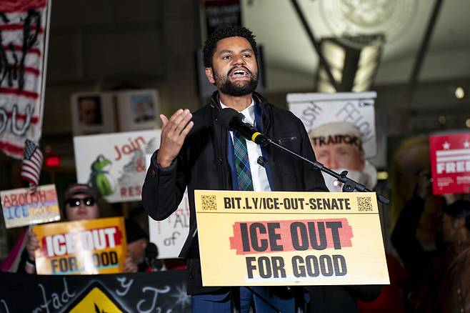 지난 13일 미국 워싱턴디시에서 열린 ‘이민세관단속국(ICE) 철수 요구’ 집회에서 민주당 소속인 맥스웰 알레한드로 프로스트 하원의원이 연설하고 있다. 이날 행사는 7일 미국 미네소타주에서 이민단속국 요원에 의해 살해된 러네이 굿을 추모하며 이민단속 요원들의 철수를 요구하기 위해 열렸다. 워싱턴/UPI 연합뉴스