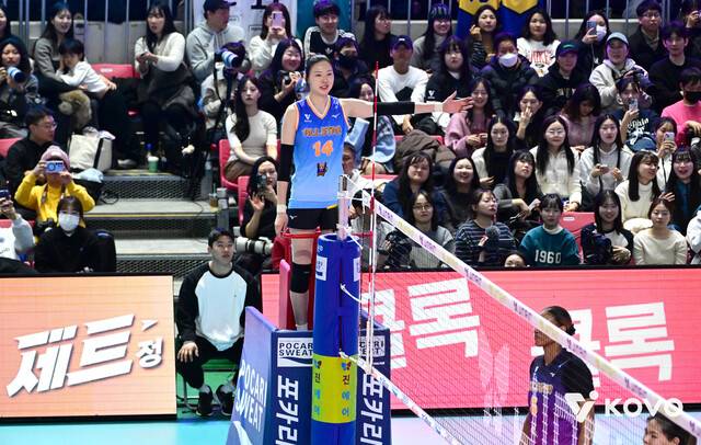 양효진(현대건설)이 25일 열린 2025∼2026 V리그 올스타전에서 주심을 보고 있다. 한국배구연맹 제공