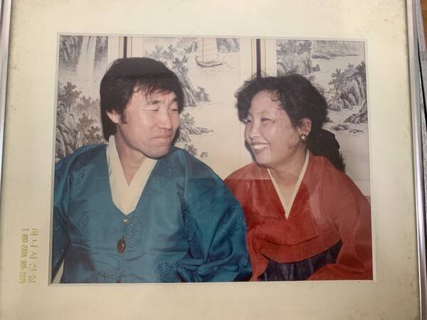고인의 신혼 사진. 결혼식을 따로 하지 않았고 친구 한복을 입고 찍었다고 한다.