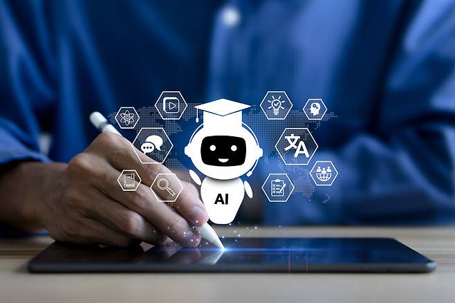 인공지능(AI) 도입으로 일자리를 잃은 전문직 종사자들이 역설적이게도 자신을 대체할 인공지능을 훈련하는 ‘인공지능 교육 담당’으로 전환하는 현상이 나타나고 있다. 게티이미지뱅크