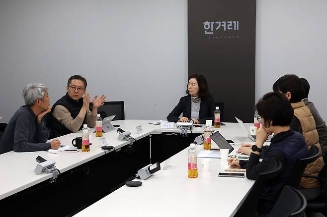제5기 저널리즘책무위원회 세번째 회의가 지난 15일 오후 서울 마포구 한겨레신문사에서 열려 참석자들이 대화하고 있다. 김영원 기자 forever@hani.co.kr