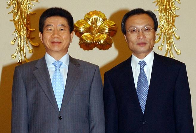 2004년 6월 30일 국무총리에 임명된 고 이해찬 민주평통 부의장이 청와대에서 고 노무현 대통령과 기념사진을 찍고 있다. 청와대사진기자단