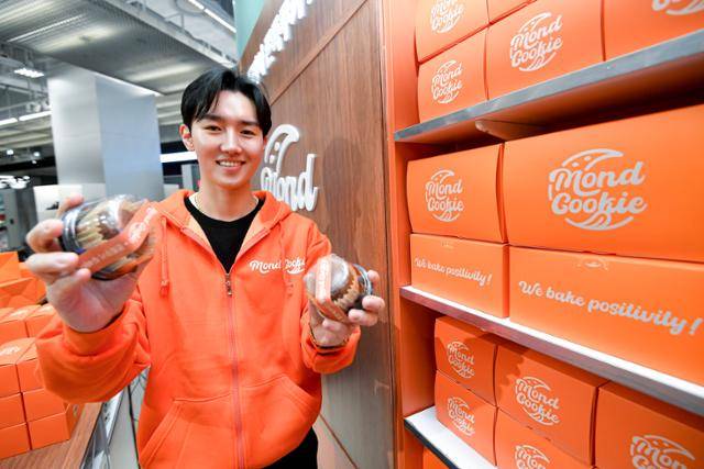 '두쫀쿠의 원조'로 알려진 몬트쿠키의 이윤민 대표가 21일 서울 여의도 '더현대 서울'에 마련된 팝업스토어에서 '두바이왕쫀득쿠키'를 소개하고 있다. 김밥 한 알 크기인 일반 두쫀쿠 4개 분량을 합친 '두바이왕쫀득쿠키'의 가격은 개당 1만9,900원이다. 임지훈 인턴기자