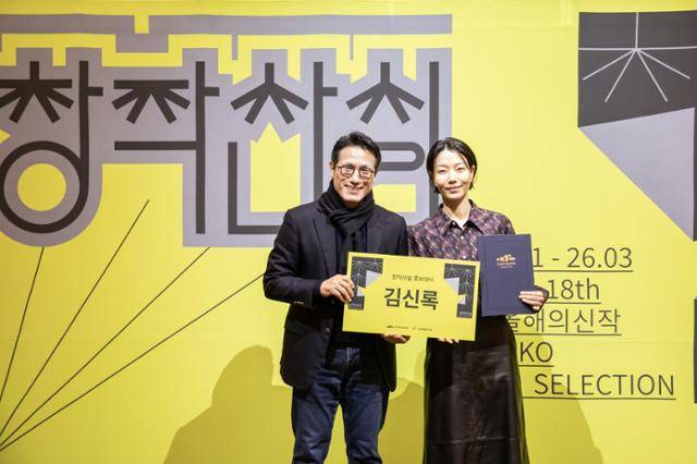 정병국 한국문화예술위원회 위원장과 올해 창작산실 홍보대사인 배우 김신록. 한국문화예술위원회 제공