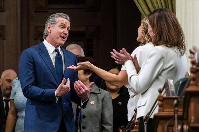 임기 마지막 해를 맞은 개빈 뉴섬(왼쪽) 캘리포니아 주지사가 8일 주도 새크라멘토의 주 의사당에서 주정부 시정연설을 위해 입장하며 의원들과 인사를 나누고 있다. 새크라멘토=AP 연합뉴스