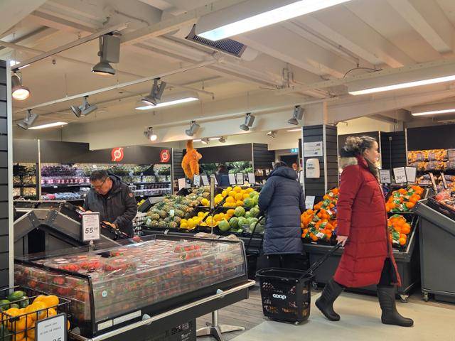 24일 그린란드 수도 누크의 마트에서 현지 주민들이 장을 보고 있다. 누크=정승임 특파원