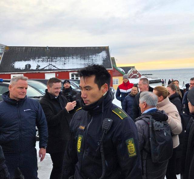 23일 그린란드 누크에서 한 원주민이 메테 프레데릭센 덴마크 총리에게 사진촬영을 요청하자 옌스 프레데릭 닐센 그린란드 총리가 사진을 찍어주고 있다. 누크(그린란드)=정승임 특파원