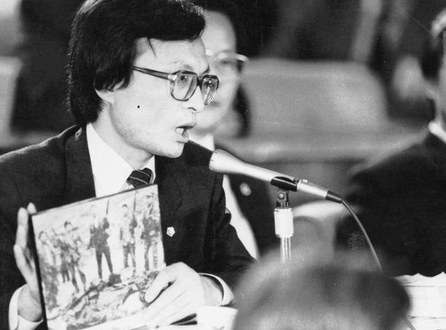 1988년 12월 국회에서 열린 광주특위청문회에서 이해찬 의원이 5ㆍ18광주민주화운동 당시 민간인 학살 현장을 촬영한 사진을 들고 증인들을 추궁하고 있다. 한국일보 자료사진