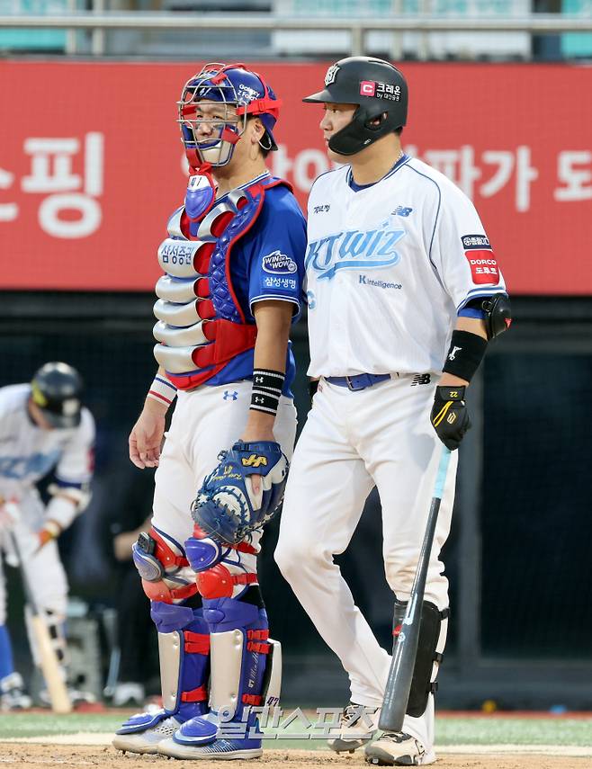 삼성 포수 강민호(왼쪽)와 KT 포수 장성우. [사진 일간스포츠 정시종 기자]