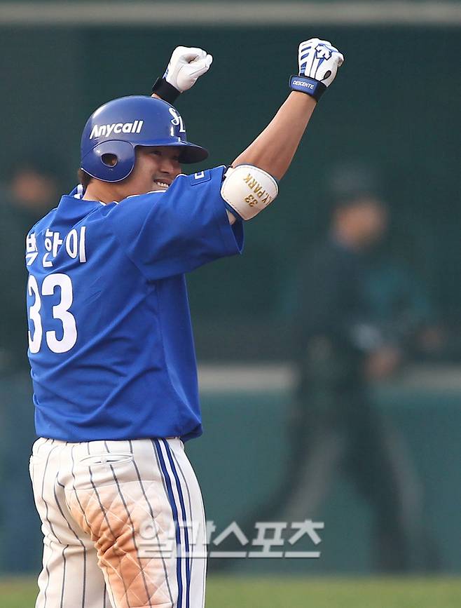 2010.10.10 <프로야구 PO3차전 두산-삼성>10일 오후 서울 잠실구장에서 열린 2010프로야구 두산베어스와 삼성라이온즈의 플레이오프 3차전에서 8회초 2사 1루 박한이가 동점 1타점 적시타를 친 박한이가 2루에서 주먹을 쥐고 기뻐하고 있다.잠실=김민규 기자