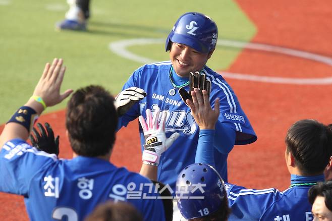 2013.10.27. 잠실=정시종기자 프로야구 한국시리즈 두산 베어스-삼성 라이온즈 3차전이 27일 오후 잠실야구장에서 열렸다.삼성 7회초 2사 3루서 1번 배영섭 타석?? 3루주자 박한이가 투수 폭투때 홈에 들어와 동료들과 기뻐하고 있다. IS 포토