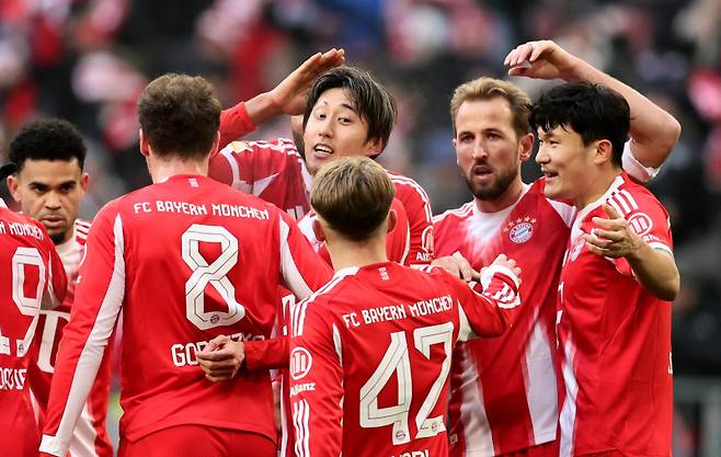 이토 히로키(가운데)가 득점 후 동료들에게 축하받고 있다. 사진=EPA 연합뉴스