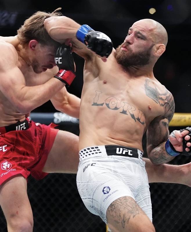 제앙 실바(오른쪽)가 아놀드 앨런에게 엘보우를 적중하는 모습. 사진=UFC