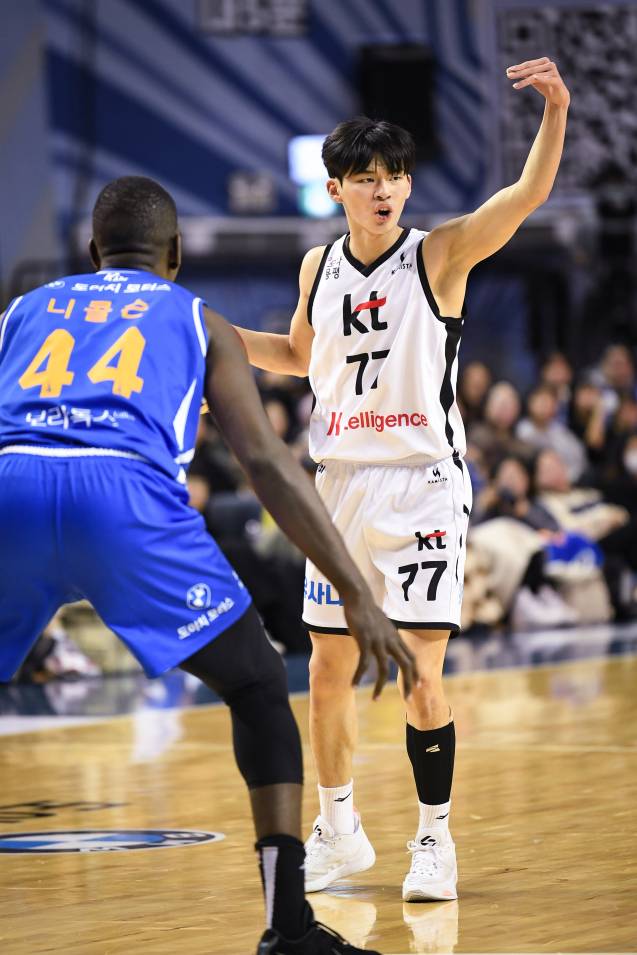 24일 서울 잠실실내체육관에서 열린 2025~26 프로농구 정규리그 서울 삼성전에서 경기를 리딩하는 강성욱의 모습. KBL 제공