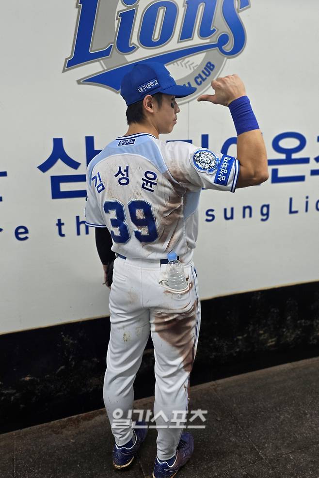 김성윤에게 호수비 흔적인 흙니폼 포즈를 취해달라고 부탁했다. 대구=윤승재 기자