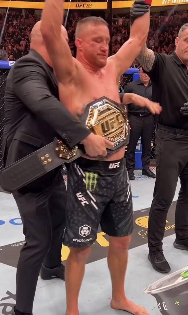 UFC 라이트급 잠정 챔피언이 된 저스틴 게이치. 사진=UFC