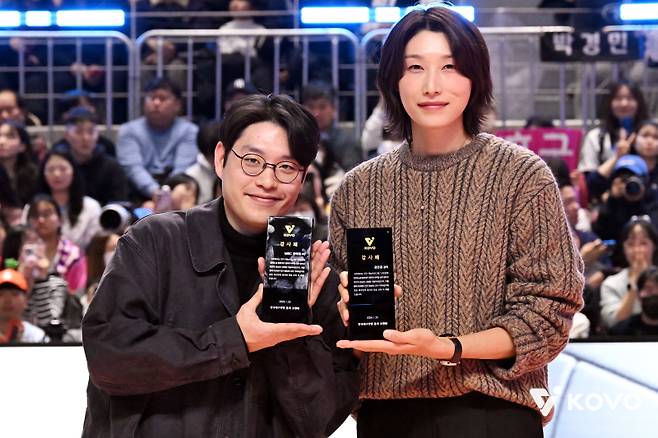 권락희 PD와 함께 KOVO가 수여하는 감사패를 받은 김연경. 사진=KOVO