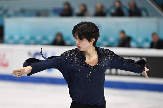 <yonhap photo-3702="">사진은 지난 24일 2026 ISU 사대륙선수권 남자 싱글 쇼트프로그램서 연기하고 있는 차준환. AFP=연합뉴스</yonhap>