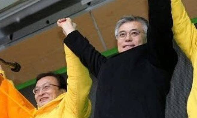 고 이해찬 전 국무총리(왼쪽)가 문재인 전 대통령과 인사하고 있다. (고 이해찬 전 총리 페이스북)