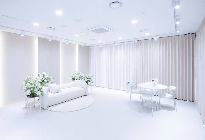 24일 문을 연 경북 구미시 구미역사 내 '스몰웨딩상담소' 신부대기실 모습. 사진 구미시