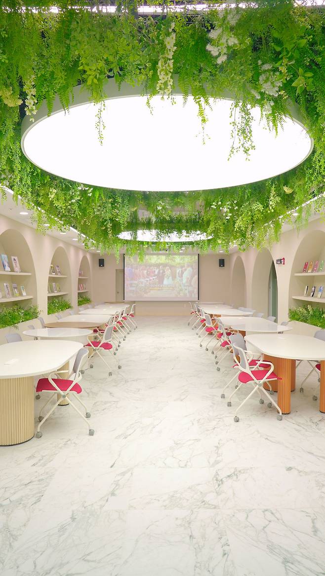 24일 문을 연 경북 구미시 구미역사 내 '스몰웨딩상담소' 이벤트홀 모습. 예식을 진행할 수 있는 메인홀이다. 사진 구미시