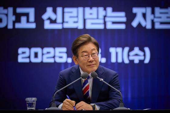 이재명 대통령이 지난해 6월 11일 서울 영등포구 한국거래소에서 열린 주식시장 불공정거래 근절을 위한 현장 간담회에서 참석자의 질문을 경청하고 있다. 사진 이재명 대통령 SNS