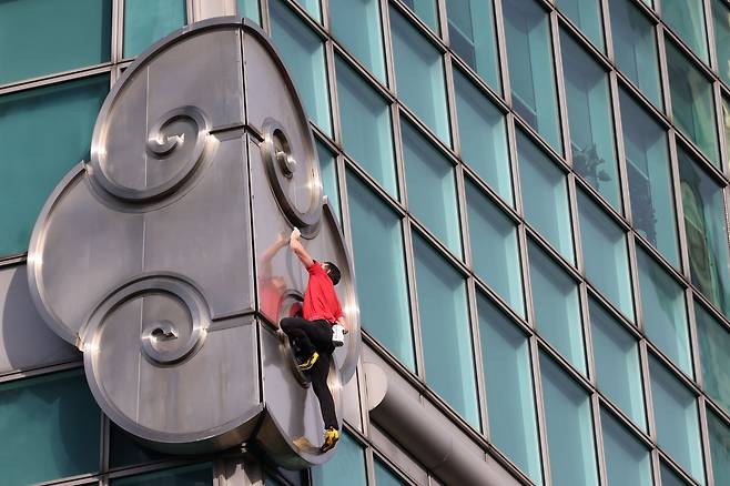 미국 암벽 등반가 알렉스 호놀드가 25일(현지시간) 대만 타이베이에서 타이베이 101 빌딩을 등반하고 있다. EPA=연합뉴스