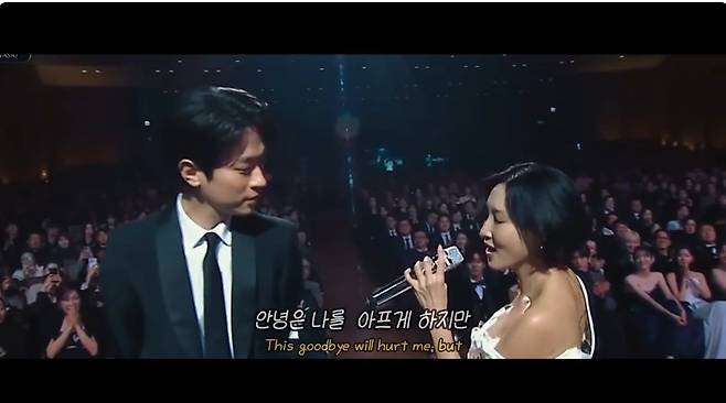 유튜브 채널 '돌돌즈'에 올라온 배우 박정민 버전의 '굿 굿바이' 뮤직비디오. 원래의 뮤직비디오에 박정민이 화사와 지난해 11월 청룡영화제 무대 퍼포먼스 장면 등이 더해졌다. [유튜브 캡처]