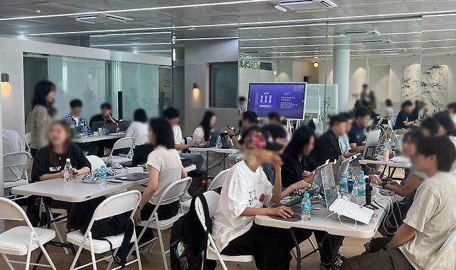 A2O엔터테인먼트가 지난해 8월 개최한 'AI 크리에이터 캠프' 현장. 참석자 30명은 A2O엔터 소속 걸그룹 에이투오메이(A2O MAY)의 IP를 활용한 AI 콘텐트를 제작하고, 각자의 AI 콘텐트에 대해 토론하는 시간을 가졌다. [사진 A2O엔터]