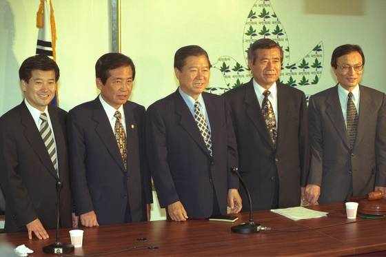 1996년 김대중 당시 국민회의 총재가 당직 개편 인선을 단행한 직후의 모습. 왼쪽부터 정동영 대변인, 박상천 총무, 김대중 총재, 한광옥 사무총장, 이해찬 정책위의장. [중앙포토]