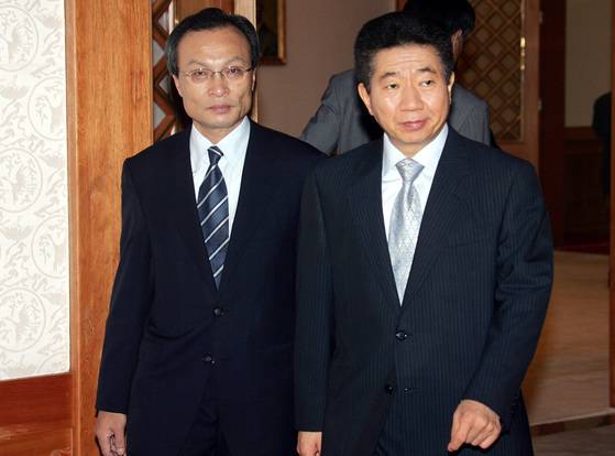 노무현 대통령과 이해찬 당시 국무총리가 2004년 청와대에서 국무회의 참석을 위해 회의실로 입장하는 모습 [중앙포토]