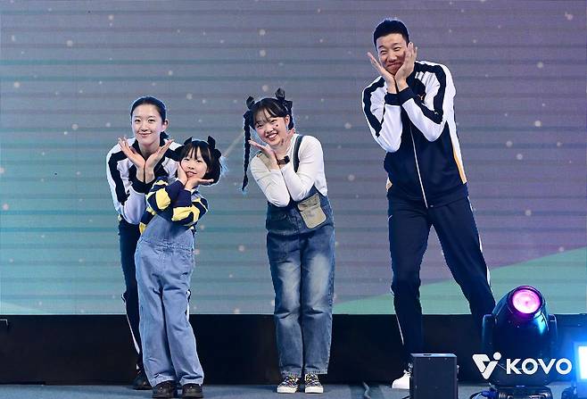 흥국생명 이다현, 어린이 팬들, 한국전력 신영석(왼쪽부터)이 테마곡 안무 콘테스트에서 앙증 맞은 안무를 선보였다. [사진 KOVO]