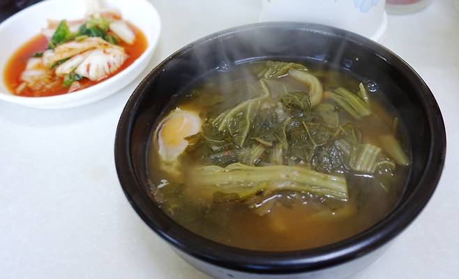 고된 마감..이 아닌 술로 쓰린 속을 달래주는 해장국. 한 술 두 술 뜨다 보면 다시 또 술 생각이 난다는 게 흠(?)이라면 흠이다.