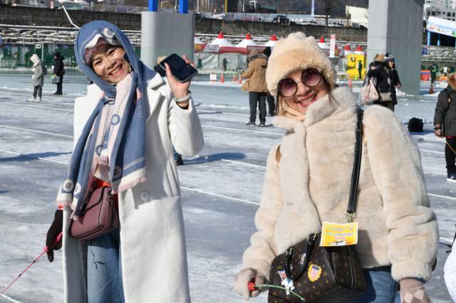 ▲ 1월 마지막 휴일인 25일 화천산천어축제장을 찾은 외국인 관광객들이 전용낚시터에서 산천어 얼음낚시를 즐기고 있다.