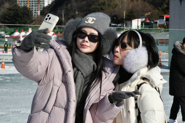 ▲ 1월 마지막 휴일인 25일 화천산천어축제장을 찾은 외국인 관광객들이 전용낚시터에서 산천어 얼음낚시를 즐기고 있다.