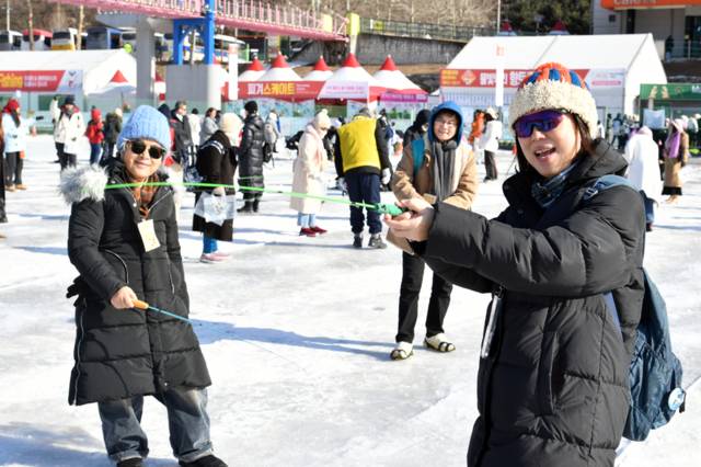 ▲ 1월 마지막 휴일인 25일 화천산천어축제장을 찾은 외국인 관광객들이 전용낚시터에서 산천어 얼음낚시를 즐기고 있다.