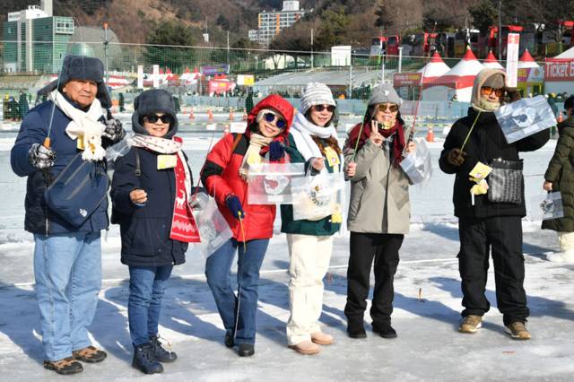 ▲ 1월 마지막 휴일인 25일 화천산천어축제장을 찾은 외국인 관광객들이 전용낚시터에서 산천어 얼음낚시를 즐기고 있다.