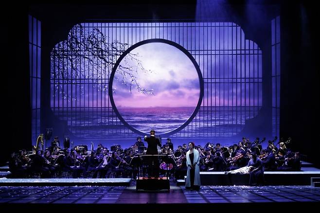 장면마다의 음악과 잘 어우러진 영상 디자인 / 사진 제공. 강릉시립교향악단.