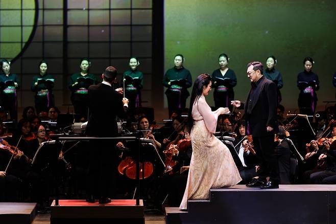 콘서트 오페라 <나비부인>의 한 장면, 무대 뒤편 여성합창단이 악보를 보며 노래하고 있다 / 사진 제공. 강릉시립교향악단.