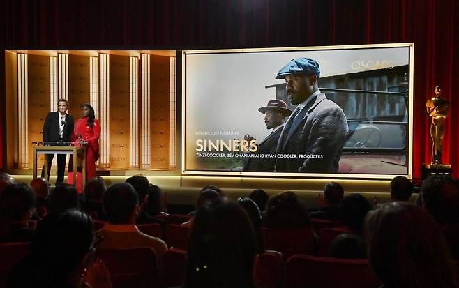 배우 루이스 풀먼(왼쪽)과 다니엘 브룩스가 지난 22일(현지시간) 미국 캘리포니아주 베벌리힐스 사무엘 골드윈 극장에서 열린 제98회 아카데미 시상식 후보 발표 행사에서 작품상 후보작을 발표하고 있다. 제98회 오스카 시상식은 오는 3월 10일 로스앤젤레스에서 개최된다. 로이터, 연합뉴스